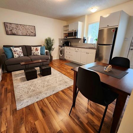 Adorable 1- Bedroom Suite In Langford Victoria Eksteriør billede