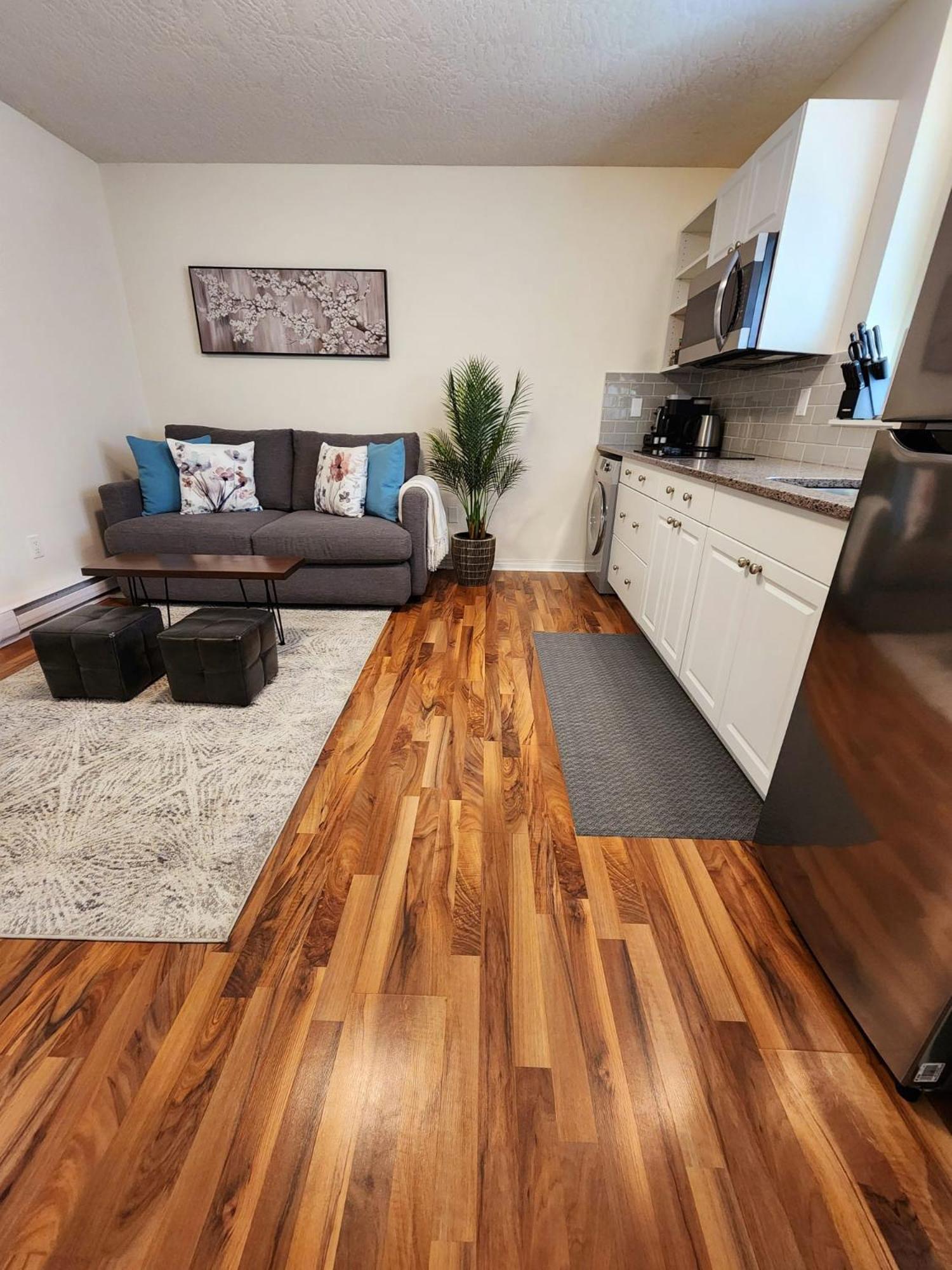 Adorable 1- Bedroom Suite In Langford Victoria Eksteriør billede