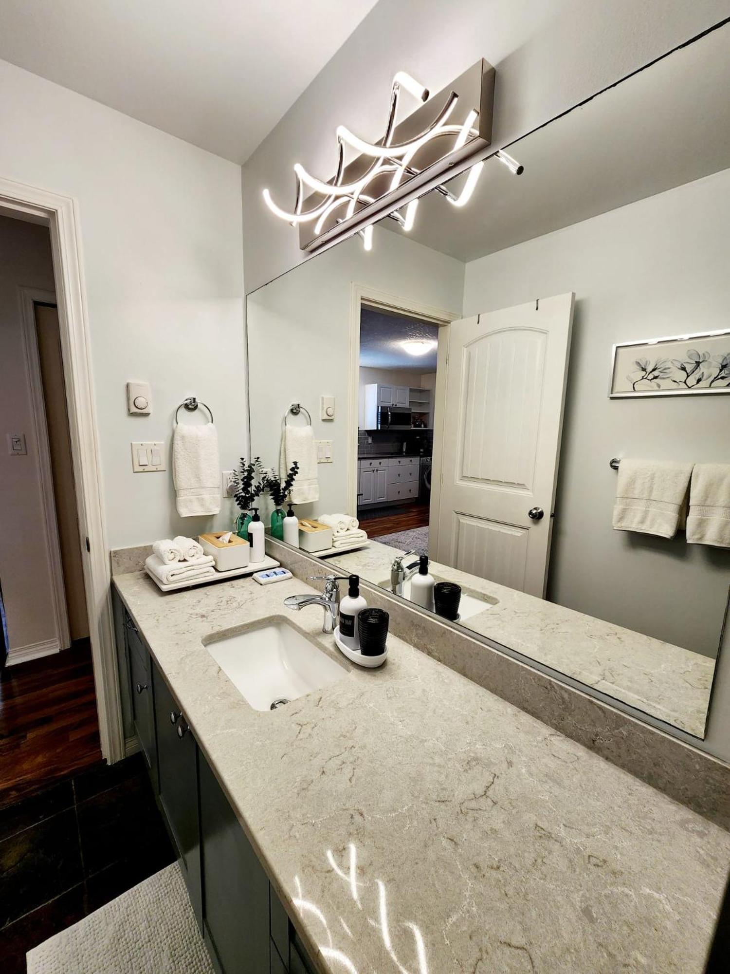 Adorable 1- Bedroom Suite In Langford Victoria Eksteriør billede