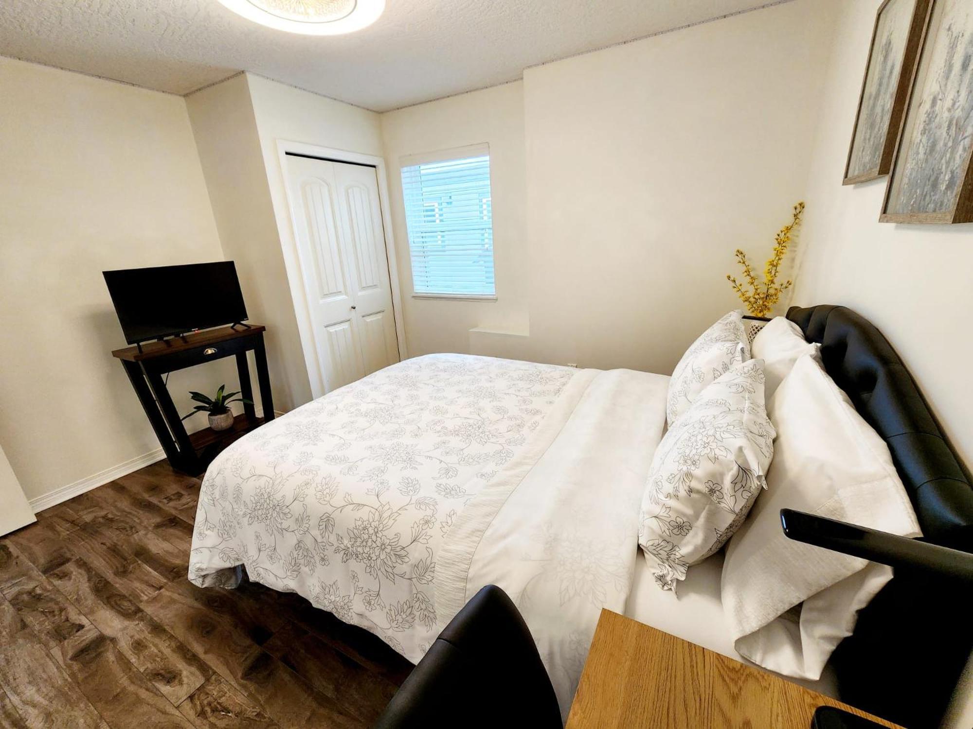 Adorable 1- Bedroom Suite In Langford Victoria Eksteriør billede